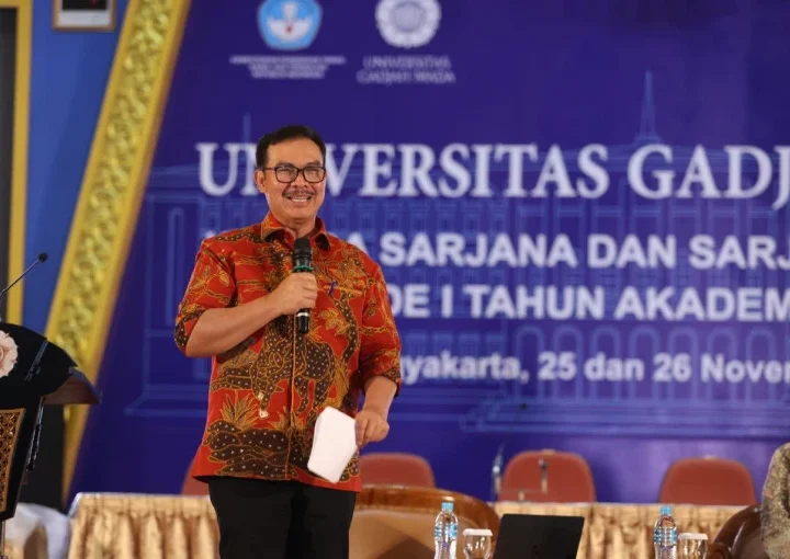 Wali Kota Yogyakarta Hasto Wardoyo saat memberikan pembekalan dan berbagi pengalaman kepada calon wisudawan UGM di Grha Sabha Pramana, Yogyakarta. Dok: Istimewa.