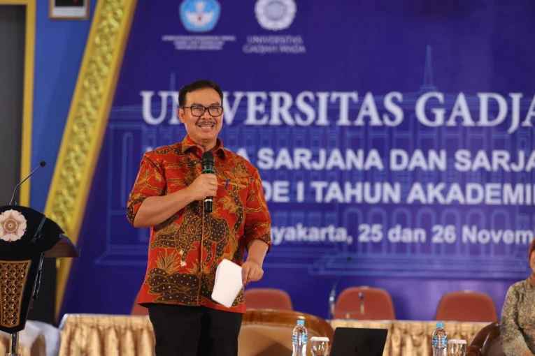 Wali Kota Yogyakarta Hasto Wardoyo saat memberikan pembekalan dan berbagi pengalaman kepada calon wisudawan UGM di Grha Sabha Pramana, Yogyakarta. Dok: Istimewa.