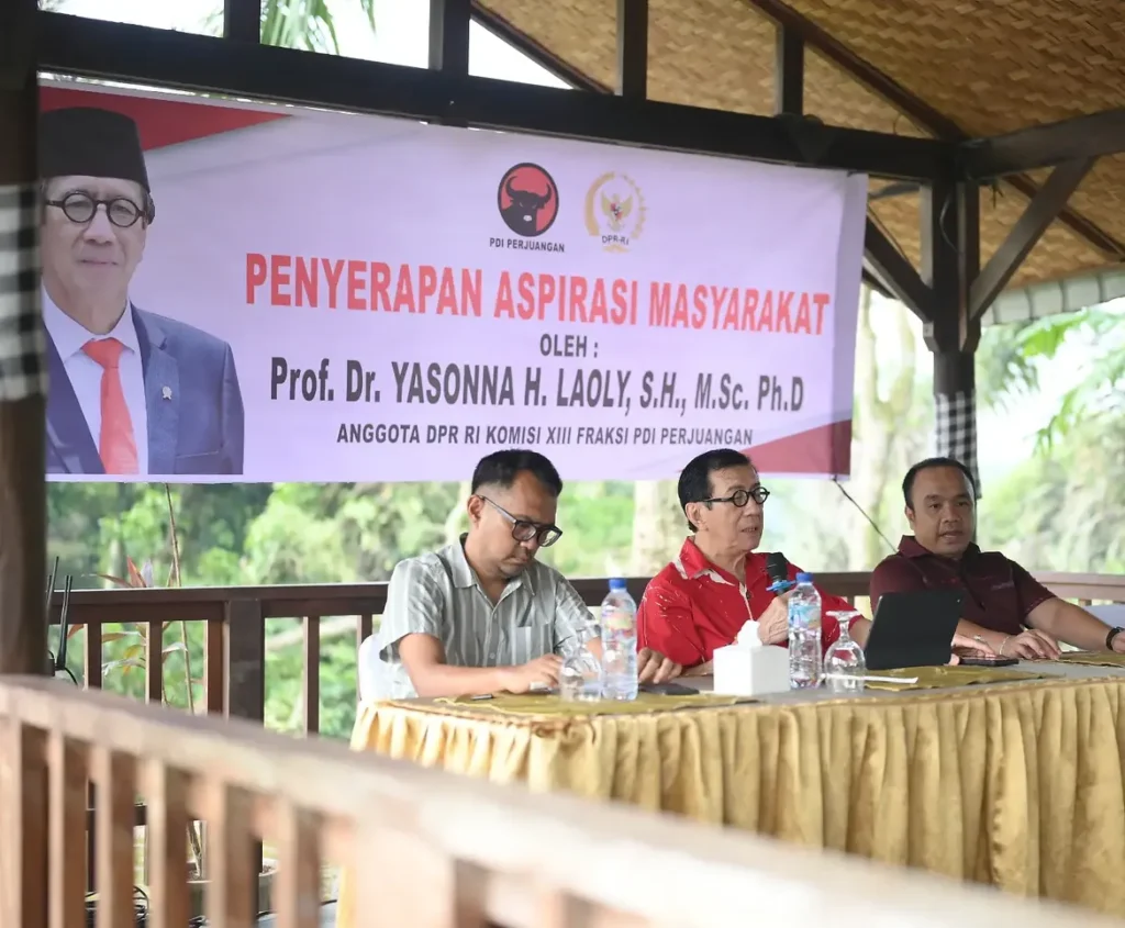 Anggota DPR RI Komisi XIII Fraksi PDI Perjuangan Prof. Dr. YASONNA H. LAOLY, S.H., M.Sc. Ph.D. (Tengah). Dok: Istimew.