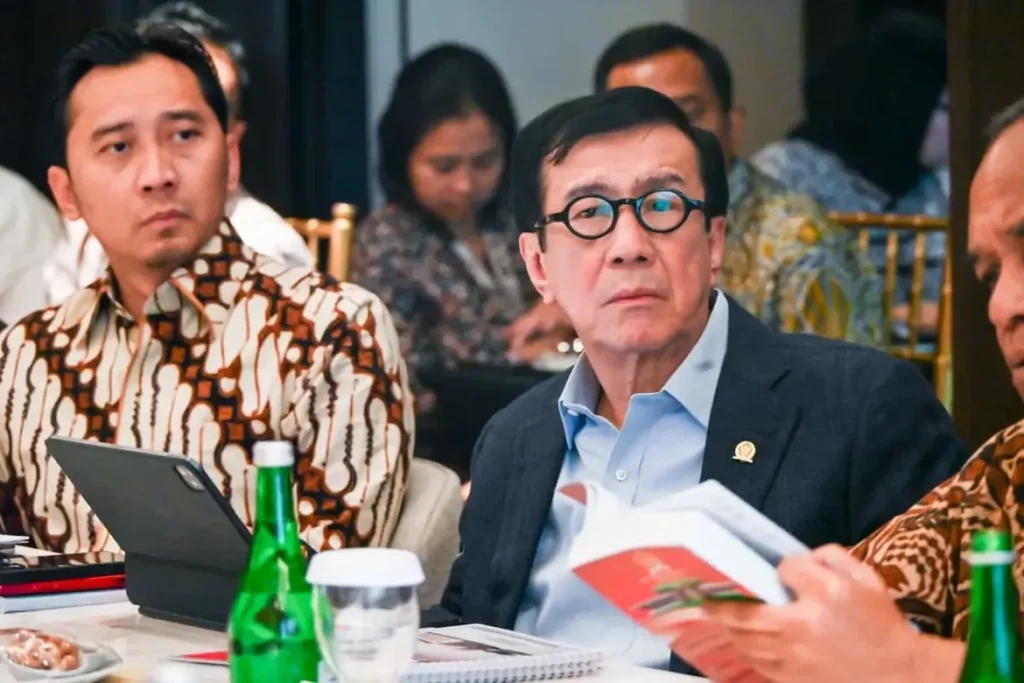 Anggota Komisi XIII DPR RI Yasonna H. Laoly menghadiri pembahasan Pokok-Pokok Haluan Negara (PPHN) bersama pimpinan MPR RI, Komisi Kajian Ketatanegaraan, dan Badan Pengkajian MPR RI di Jakarta. Dok: Istimewa.