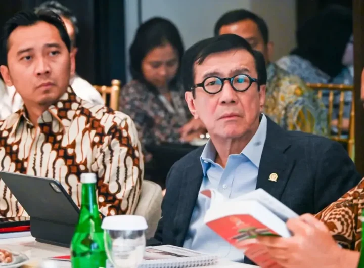 Anggota Komisi XIII DPR RI Yasonna H. Laoly menghadiri pembahasan Pokok-Pokok Haluan Negara (PPHN) bersama pimpinan MPR RI, Komisi Kajian Ketatanegaraan, dan Badan Pengkajian MPR RI di Jakarta. Dok: Istimewa.