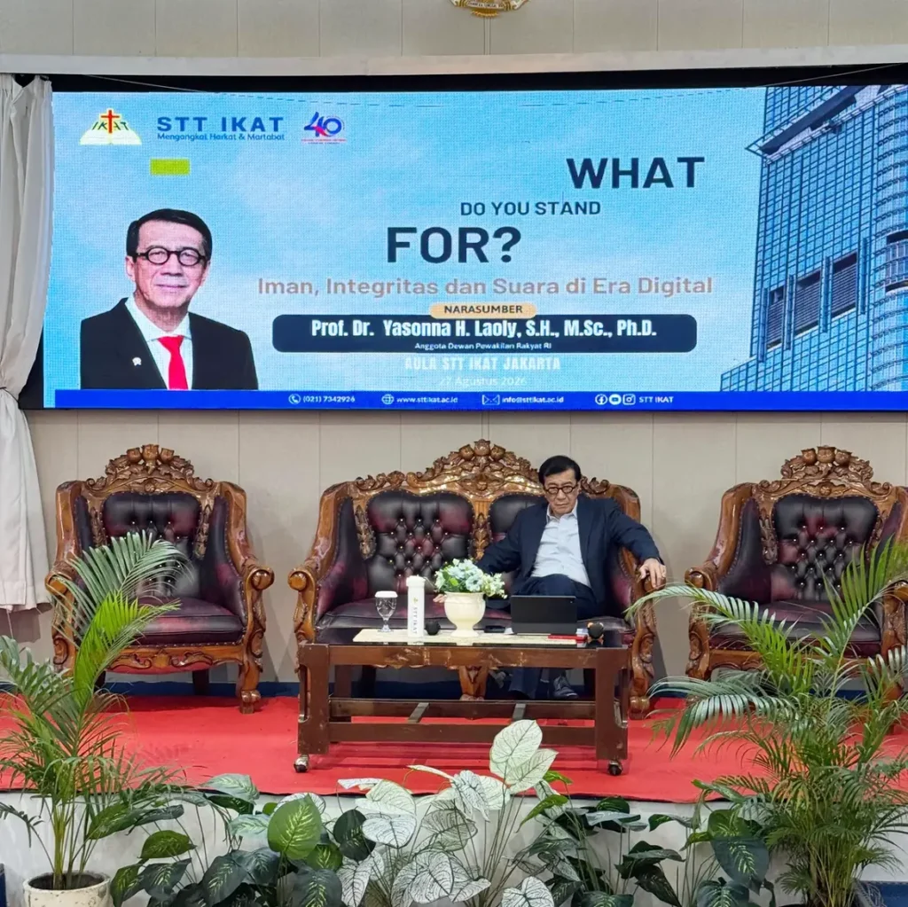 Prof. Dr. Yasonna H. Laoly, S.H., M.Sc., Ph.D. saat menyampaikan kuliah umum bertema “What Do You Stand For? Iman, Integritas dan Suara di Era Digital” di Aula STT IKAT Jakarta, 27 Agustus 2026. Dok: Istimewa.