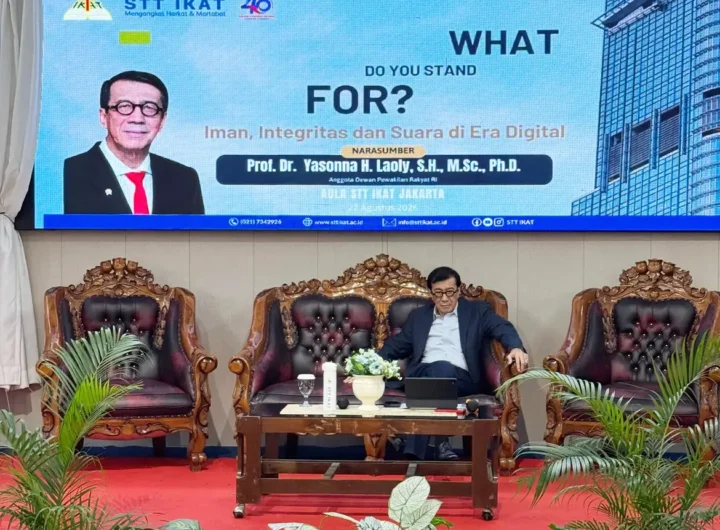Prof. Dr. Yasonna H. Laoly, S.H., M.Sc., Ph.D. saat menyampaikan kuliah umum bertema “What Do You Stand For? Iman, Integritas dan Suara di Era Digital” di Aula STT IKAT Jakarta, 27 Agustus 2026. Dok: Istimewa.