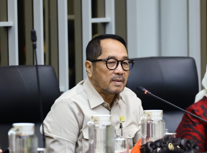Anggota Komisi IV DPR RI Firman Soebagyo saat mengikuti Rapat Dengar Pendapat Umum (RDPU) bersama Himpunan Masyarakat Tani Nasional Merah Putih (HMTN-MP) di Gedung Nusantara, Senayan. Dok: Istimewa.