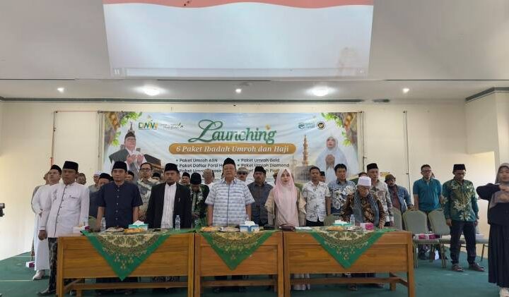 Anggota DPR RI sekaligus Komisaris Utama PT Darul Ma’arif Wisata, H. Dedi Wahidi, saat menyampaikan pesan kepada masyarakat untuk tidak menunda niat menunaikan ibadah haji dan umrah dalam Sosialisasi Pembiayaan Haji dan Umrah di Indramayu Dok: Istimewa.