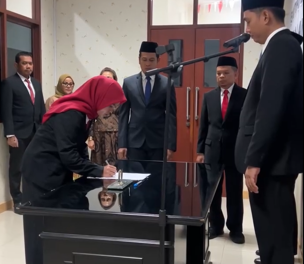 Kepala Kantor Pertanahan Kota Tangerang Selatan Seto Apriyadi melantik dan mengambil sumpah/janji Friska Anike Purnamasari sebagai PPAT Pengganti di Kantah Tangsel. Dok: Istimewa.