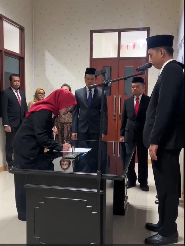 Kepala Kantor Pertanahan Kota Tangerang Selatan Seto Apriyadi melantik dan mengambil sumpah/janji Friska Anike Purnamasari sebagai PPAT Pengganti di Kantah Tangsel. Dok: Istimewa.