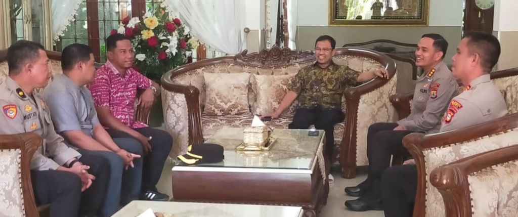 Tokoh masyarakat H. M. Amir Uskara menerima silaturahmi Kapolresta Gowa Kombes Pol. Muh. Yusuf Usman bersama jajaran PJU Polresta Gowa di kediamannya. Dok: Istimewa.