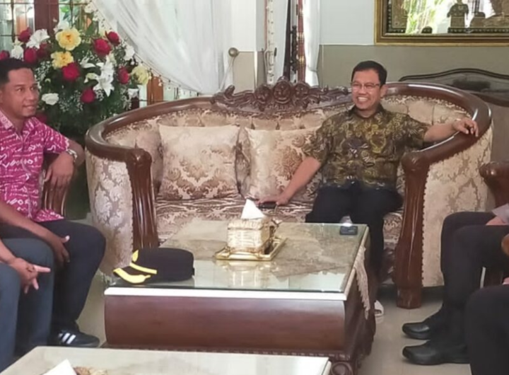 Tokoh masyarakat H. M. Amir Uskara menerima silaturahmi Kapolresta Gowa Kombes Pol. Muh. Yusuf Usman bersama jajaran PJU Polresta Gowa di kediamannya. Dok: Istimewa.