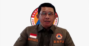 Kepala Badan Nasional Penanggulangan Bencana (BNPB) Letnan Jenderal TNI Dr. Suharyanto saat menyampaikan keterangan dalam konferensi pers secara daring melalui Zoom BNPB terkait penanganan pascagempa bumi M7,7 di Nusa Tenggara Timur (NTT), Sabtu (15/8/2026). Dok. Tangkapan layar YouTube BNPB.
