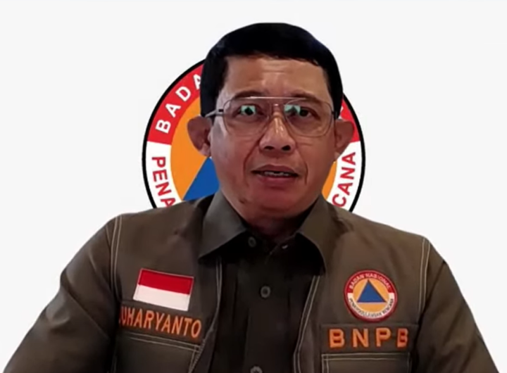 Kepala Badan Nasional Penanggulangan Bencana (BNPB) Letnan Jenderal TNI Dr. Suharyanto saat menyampaikan keterangan dalam konferensi pers secara daring melalui Zoom BNPB terkait penanganan pascagempa bumi M7,7 di Nusa Tenggara Timur (NTT), Sabtu (15/8/2026). Dok. Tangkapan layar YouTube BNPB.