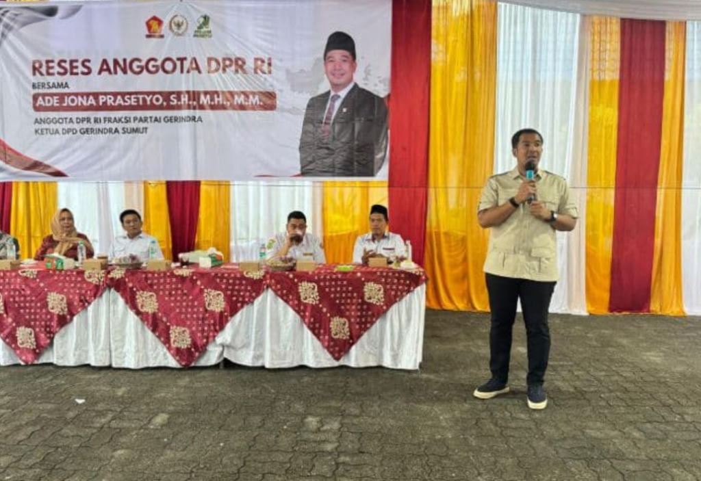 Anggota Komisi XII DPR RI Ade Jona Prasetyo saat menyerap aspirasi masyarakat dalam kegiatan reses di Jalan Air Bersih, Kelurahan Sudirejo I, Kecamatan Medan Kota, Sumatera Utara. (Dok.Istimewa)