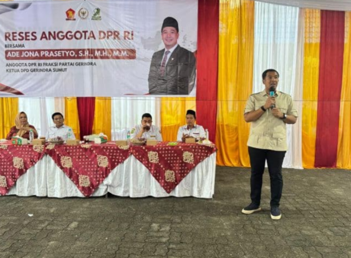 Anggota Komisi XII DPR RI Ade Jona Prasetyo saat menyerap aspirasi masyarakat dalam kegiatan reses di Jalan Air Bersih, Kelurahan Sudirejo I, Kecamatan Medan Kota, Sumatera Utara. (Dok.Istimewa)