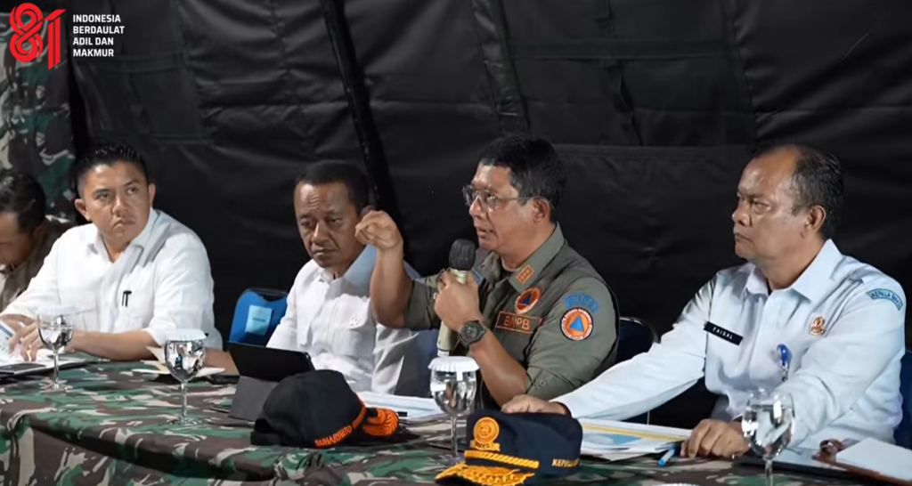 Kepala BNPB Letjen TNI Suharyanto (dua dari kanan) menyampaikan laporan perkembangan penanganan gempa Flores kepada Presiden RI Prabowo Subianto di Posko Penanganan Bencana, Kabupaten Nagekeo, NTT, Rabu (26/8/2026). Dok: Tangkapan layar YouTube Sekretariat Presiden.
