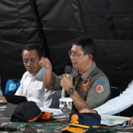 Kepala BNPB Letjen TNI Suharyanto (dua dari kanan) menyampaikan laporan perkembangan penanganan gempa Flores kepada Presiden RI Prabowo Subianto di Posko Penanganan Bencana, Kabupaten Nagekeo, NTT, Rabu (26/8/2026). Dok: Tangkapan layar YouTube Sekretariat Presiden.