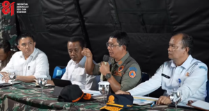 Kepala BNPB Letjen TNI Suharyanto (dua dari kanan) menyampaikan laporan perkembangan penanganan gempa Flores kepada Presiden RI Prabowo Subianto di Posko Penanganan Bencana, Kabupaten Nagekeo, NTT, Rabu (26/8/2026). Dok: Tangkapan layar YouTube Sekretariat Presiden.