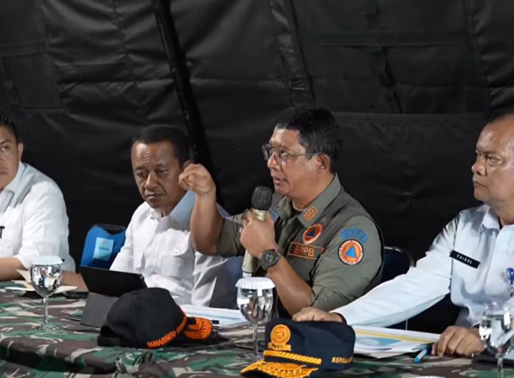 Kepala BNPB Letjen TNI Suharyanto (dua dari kanan) menyampaikan laporan perkembangan penanganan gempa Flores kepada Presiden RI Prabowo Subianto di Posko Penanganan Bencana, Kabupaten Nagekeo, NTT, Rabu (26/8/2026). Dok: Tangkapan layar YouTube Sekretariat Presiden.