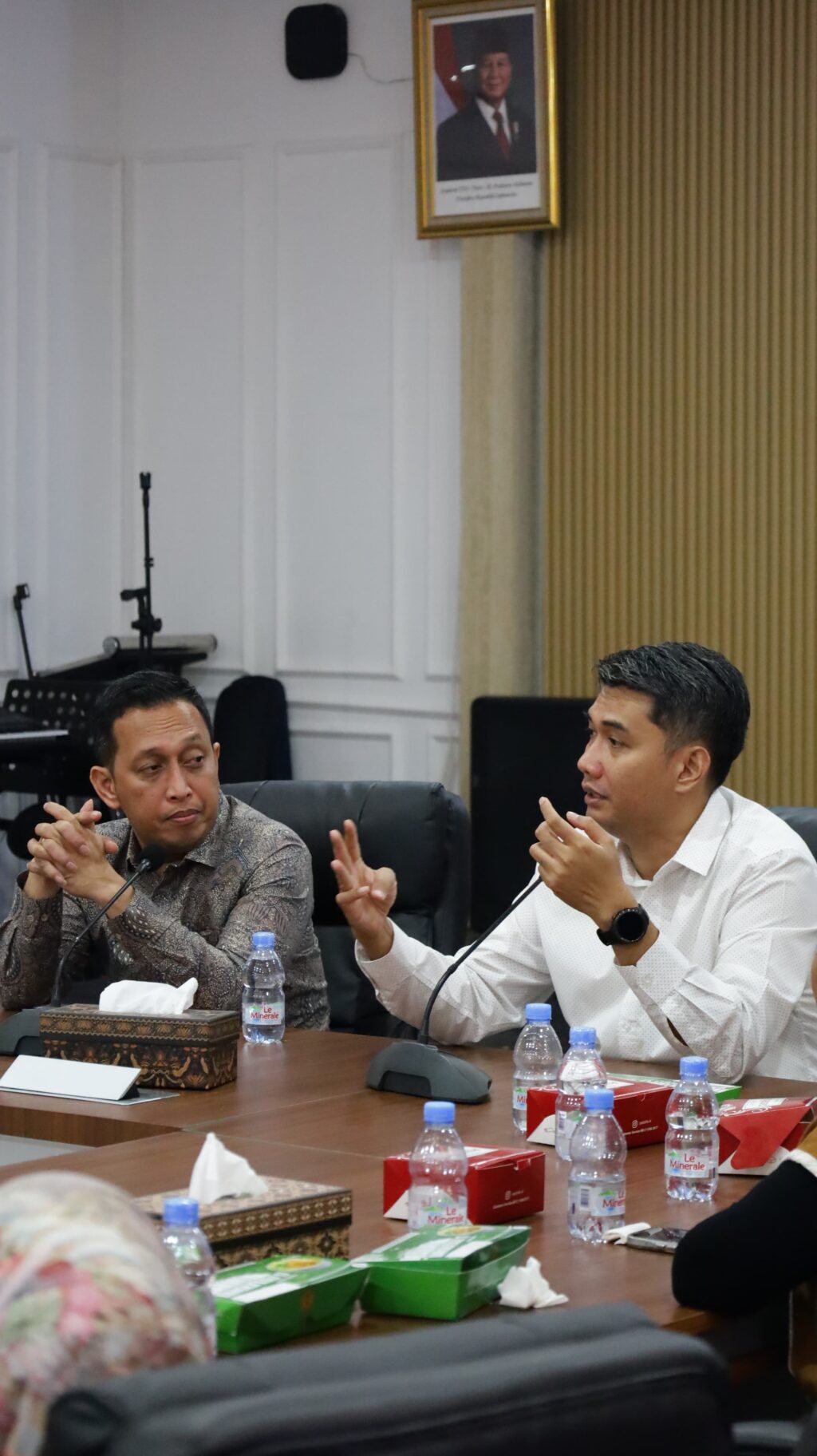Kepala Kantor Pertanahan Kota Tangerang Selatan Seto Apriyadi (kanan) menerima kunjungan Kepala Kantor Pertanahan Kabupaten Gowa Aksara Alif Raja (kiri). Dok: Kantah Tangsel.