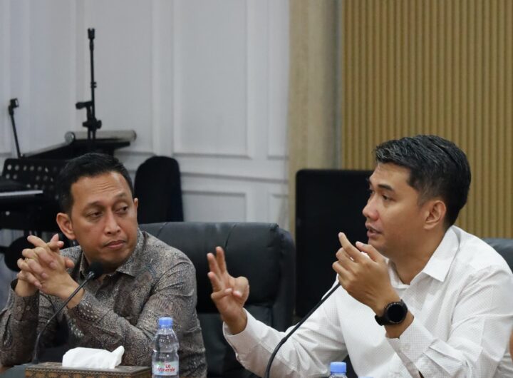 Kepala Kantor Pertanahan Kota Tangerang Selatan Seto Apriyadi (kanan) menerima kunjungan Kepala Kantor Pertanahan Kabupaten Gowa Aksara Alif Raja (kiri). Dok: Kantah Tangsel.