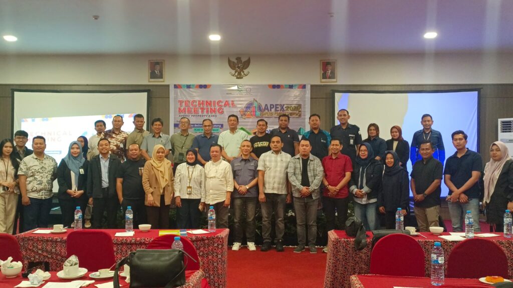 Ketua DPD APERSI Sulsel Yasser Latief bersama jajaran pengurus dan peserta APEX 2026 saat technical meeting di Makassar. Dok: Istimewa.