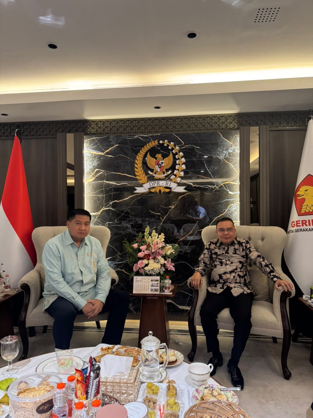Menteri Perumahan dan Kawasan Permukiman Maruarar Sirait, S.I.P. (kiri) bersama Wakil Ketua DPR RI Sufmi Dasco Ahmad (kanan). Dok: Istimewa.