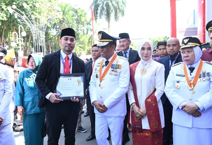 Branch Manager BTN Kantor Cabang Palu Herry Gerald Talupun menerima piagam penghargaan dari Gubernur Sulawesi Tengah Anwar Hafid. Dok: Istimewa.