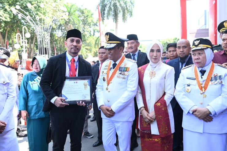 Branch Manager BTN Kantor Cabang Palu Herry Gerald Talupun menerima piagam penghargaan dari Gubernur Sulawesi Tengah Anwar Hafid. Dok: Istimewa.