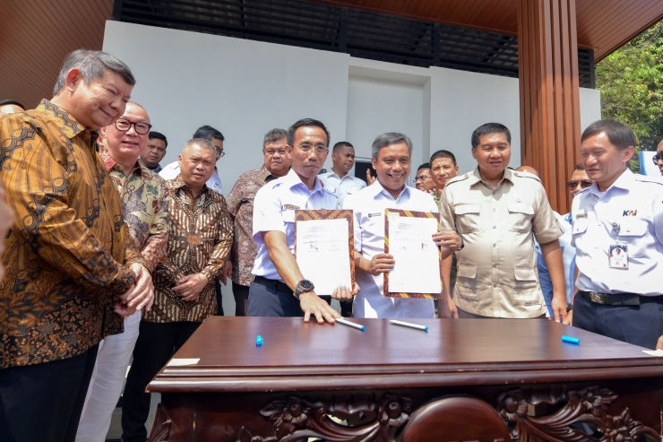 Dirut BTN Nixon L.P. Napitupulu (tiga kanan) dan Dirut KAI Properti Mohamad Ramdany menandatangani Perjanjian Kerja Sama Program Hunian Manggarai disaksikan Dirut KAI Bobby Rasyidin (kanan), Menteri PKP Maruarar Sirait (dua kanan) dan Ketua Satgas Perumahan Hashim Djojohadikusumo (kiri).