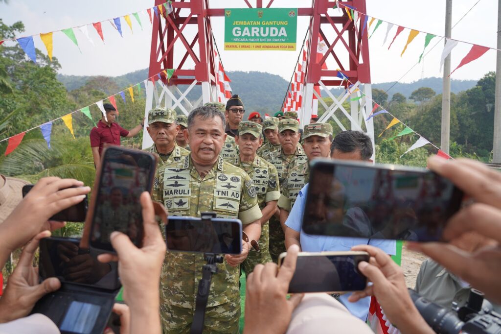 KSAD Jenderal TNI Maruli Simanjuntak meninjau Jembatan Gantung Garuda di Desa Pusar, Kabupaten Ogan Komering Ulu (OKU), Sumatera Selatan. Dok: Istimewa.