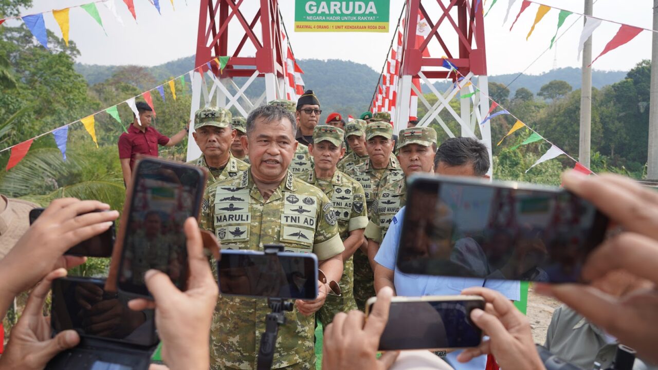 KSAD Jenderal TNI Maruli Simanjuntak meninjau Jembatan Gantung Garuda di Desa Pusar, Kabupaten Ogan Komering Ulu (OKU), Sumatera Selatan. Dok: Istimewa.