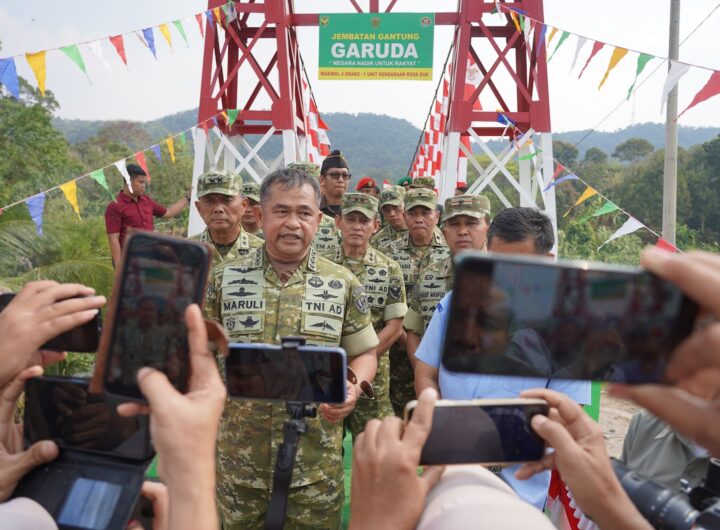 KSAD Jenderal TNI Maruli Simanjuntak meninjau Jembatan Gantung Garuda di Desa Pusar, Kabupaten Ogan Komering Ulu (OKU), Sumatera Selatan. Dok: Istimewa.