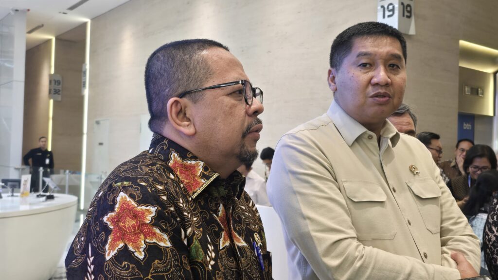 Maruarar Sirait (kanan) dan M. Qodari (kiri) usai acara Penyerahan 30 Sertipikat Hak Milik Rumah Cahaya kepada Pahlawan Terlupakan. Dok: HF.