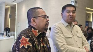 Maruarar Sirait (kanan) dan M. Qodari (kiri) usai acara Penyerahan 30 Sertipikat Hak Milik Rumah Cahaya kepada Pahlawan Terlupakan. Dok: HF.