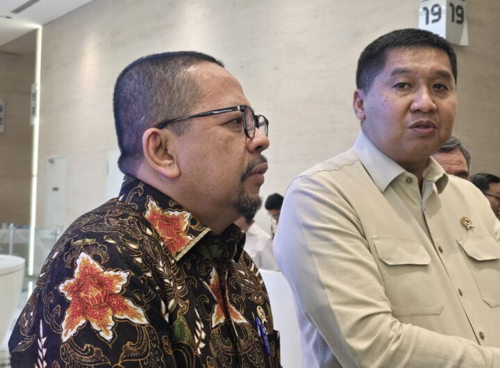 Maruarar Sirait (kanan) dan M. Qodari (kiri) usai acara Penyerahan 30 Sertipikat Hak Milik Rumah Cahaya kepada Pahlawan Terlupakan. Dok: HF.
