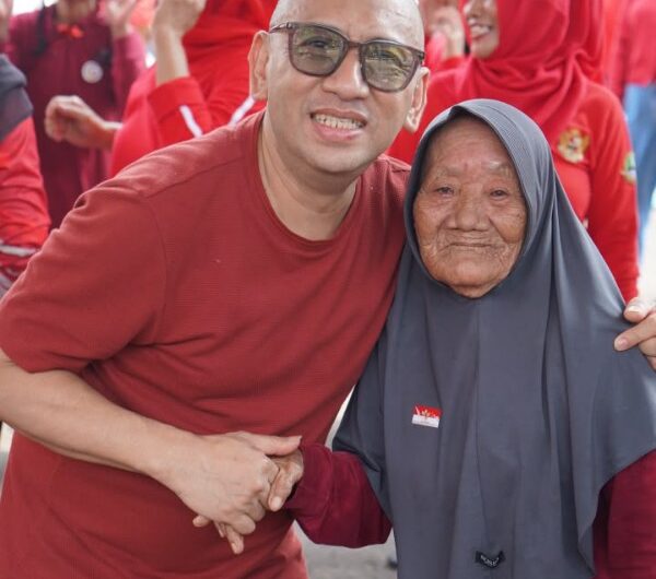 Kepala Kejaksaan Negeri Karawang Dedy Irwan Virantama (kiri) bersama para lansia dalam kegiatan bakti sosial dan panggung keakraban memperingati HUT ke-81 Kemerdekaan RI di Satuan Pelayanan Griya Lansia Karawang, Senin (17/8/2026). (Dok.Istimewa)