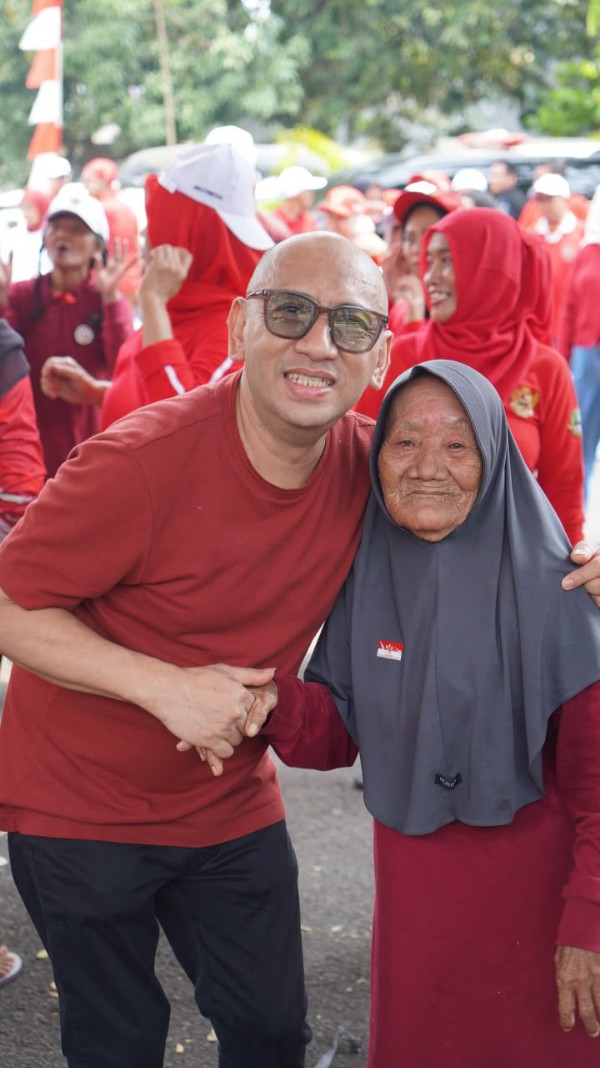 Kepala Kejaksaan Negeri Karawang Dedy Irwan Virantama (kiri) bersama para lansia dalam kegiatan bakti sosial dan panggung keakraban memperingati HUT ke-81 Kemerdekaan RI di Satuan Pelayanan Griya Lansia Karawang, Senin (17/8/2026). (Dok.Istimewa)