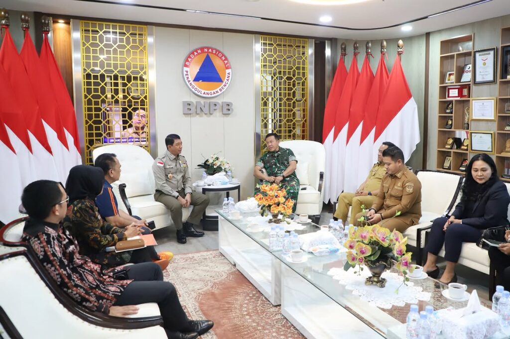 Kepala BNPB Letjen TNI Dr. Suharyanto menerima audiensi Danpusterad Letjen TNI Mochamad Syafei Kasno bersama Bupati Luwu H. Patahudding, Wakil Bupati Luwu Muh. Dhevy Bijak Pawindu, dan jajaran di Graha BNPB. Dok: Istimewa.