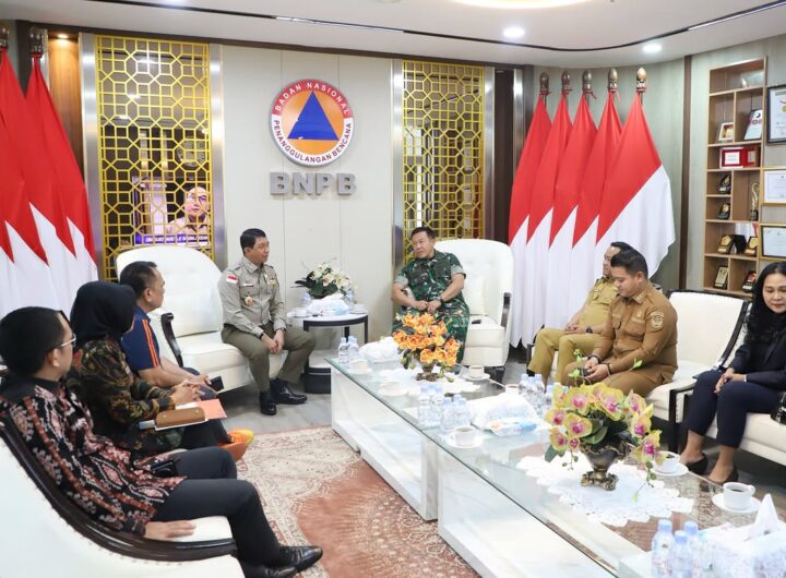 Kepala BNPB Letjen TNI Dr. Suharyanto menerima audiensi Danpusterad Letjen TNI Mochamad Syafei Kasno bersama Bupati Luwu H. Patahudding, Wakil Bupati Luwu Muh. Dhevy Bijak Pawindu, dan jajaran di Graha BNPB. Dok: Istimewa.