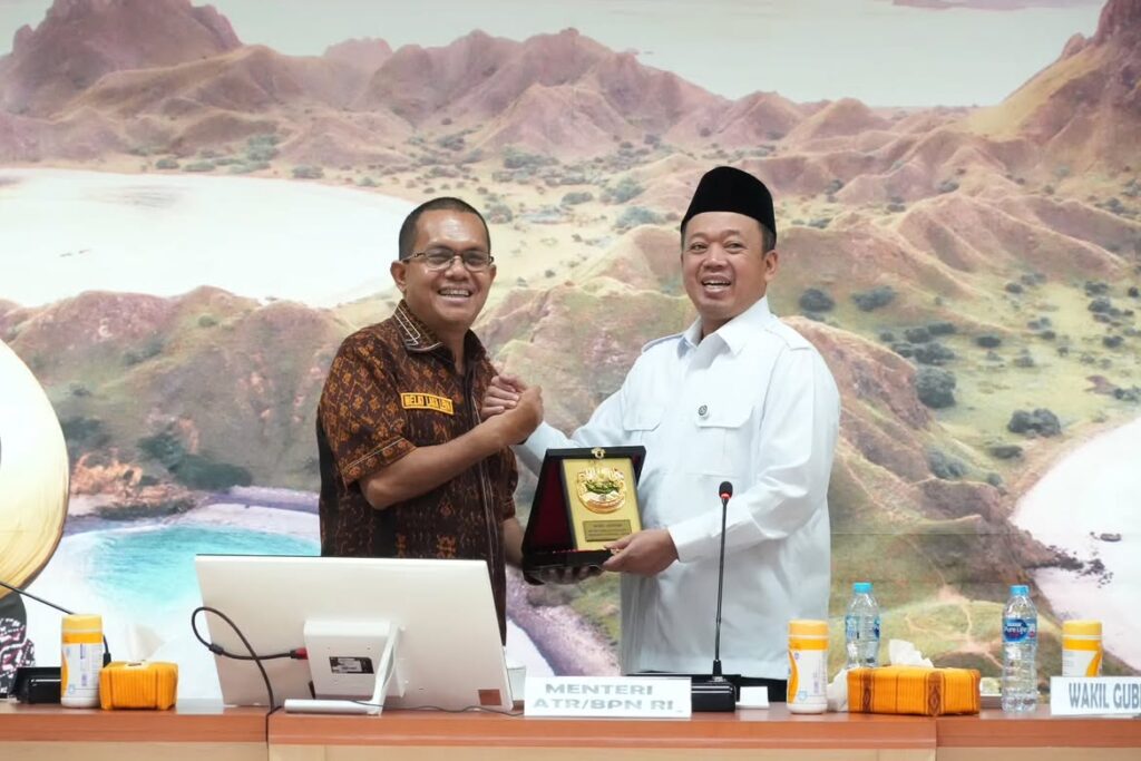 Gubernur Nusa Tenggara Timur Emanuel Melkiades Laka Lena (kiri) bersama Menteri ATR/Kepala BPN Nusron Wahid (kanan). Dok: Istimewa.