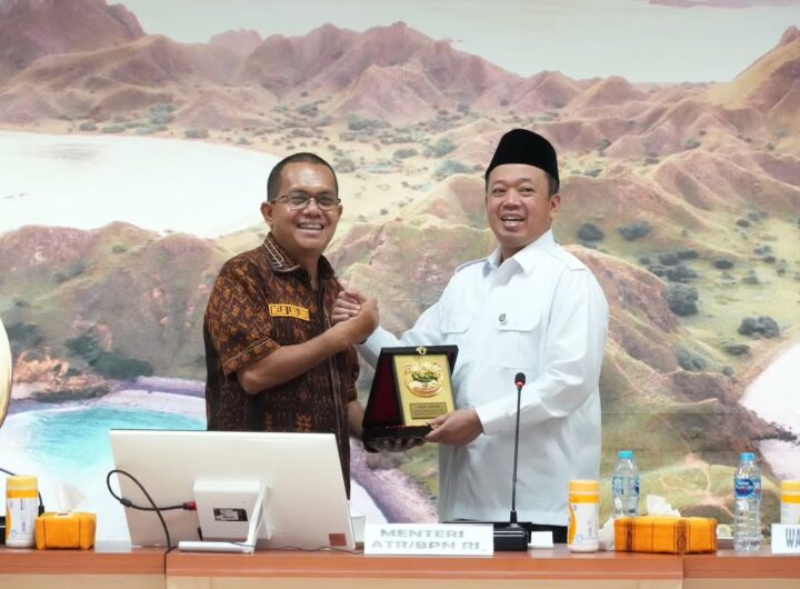 Gubernur Nusa Tenggara Timur Emanuel Melkiades Laka Lena (kiri) bersama Menteri ATR/Kepala BPN Nusron Wahid (kanan). Dok: Istimewa.
