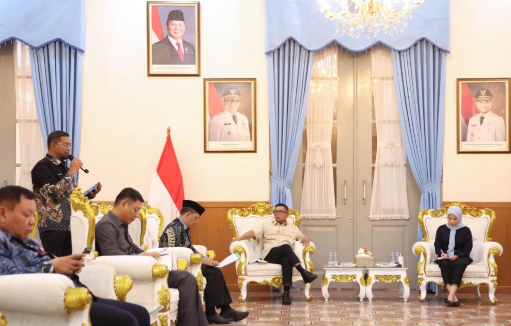 Gubernur Banten Andra Soni menerima audiensi perwakilan masyarakat Bojonegara, Puloampel, dan Kramatwatu di Gedung Negara Provinsi Banten, Kota Serang. Dok: Istimewa.