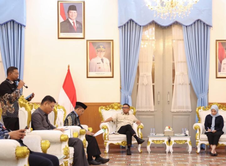 Gubernur Banten Andra Soni menerima audiensi perwakilan masyarakat Bojonegara, Puloampel, dan Kramatwatu di Gedung Negara Provinsi Banten, Kota Serang. Dok: Istimewa.