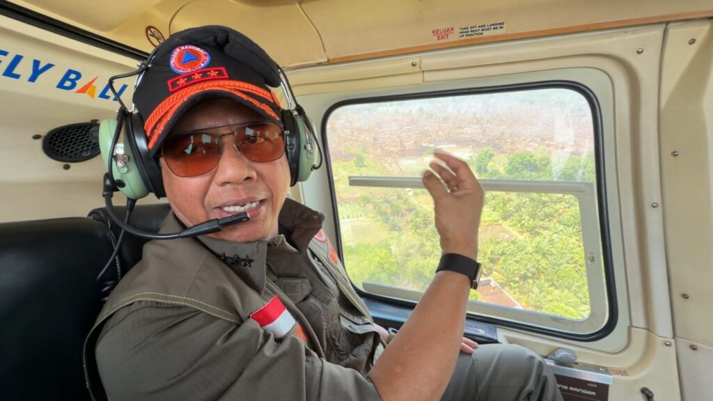 Kepala BNPB Letjen TNI Dr. Suharyanto, S.Sos., M.M., saat patroli udara memantau penanganan karhutla di Kubu Raya. Dok: Istimewa.