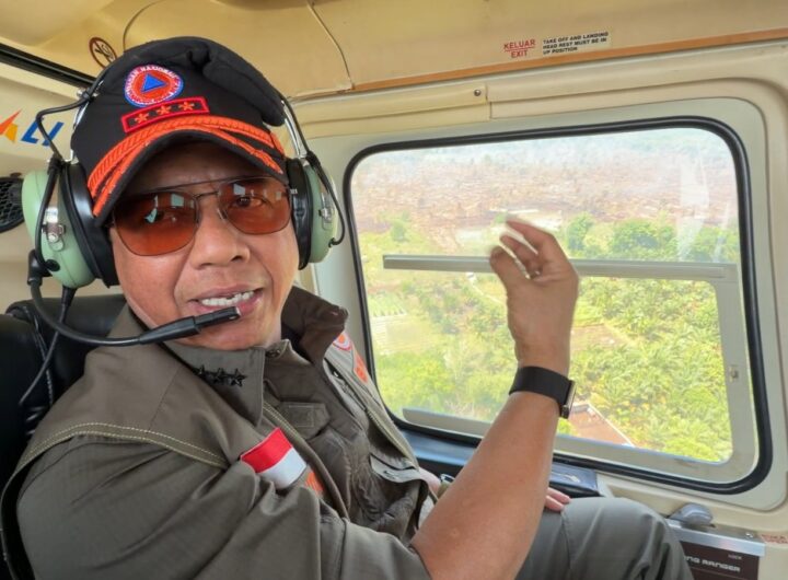 Kepala BNPB Letjen TNI Dr. Suharyanto, S.Sos., M.M., saat patroli udara memantau penanganan karhutla di Kubu Raya. Dok: Istimewa.