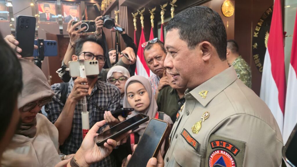Kepala BNPB Letnan Jenderal TNI Dr. Suharyanto, S.Sos., M.M. saat memberikan keterangan kepada awak media usai rapat koordinasi penanganan karhutla di Kemenko Polkam, Jakarta, Senin (10/8/2026). Dok: HF.