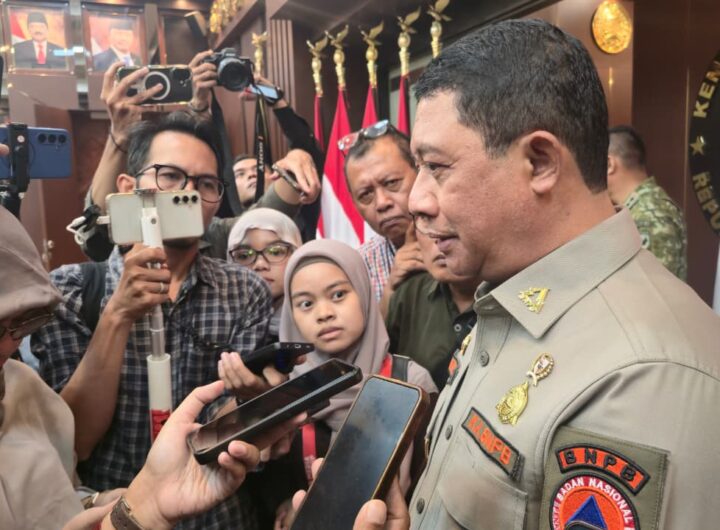 Kepala BNPB Letnan Jenderal TNI Dr. Suharyanto, S.Sos., M.M. saat memberikan keterangan kepada awak media usai rapat koordinasi penanganan karhutla di Kemenko Polkam, Jakarta, Senin (10/8/2026). Dok: HF.