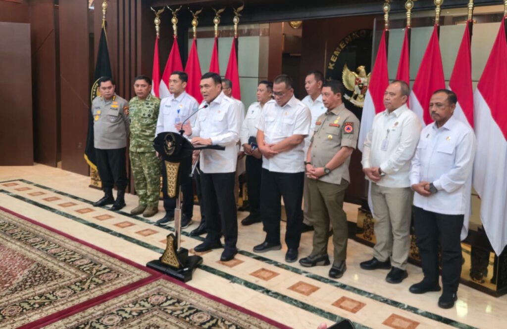 Menteri Koordinator Bidang Politik dan Keamanan Jenderal TNI (Purn) Djamari Chaniago memberikan paparan kepada awak media usai memimpin rapat koordinasi penanganan karhutla di Kemenko Polkam, Jakarta, Senin (10/8/2026). Dok: HF