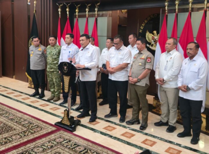 Menteri Koordinator Bidang Politik dan Keamanan Jenderal TNI (Purn) Djamari Chaniago memberikan paparan kepada awak media usai memimpin rapat koordinasi penanganan karhutla di Kemenko Polkam, Jakarta, Senin (10/8/2026). Dok: HF