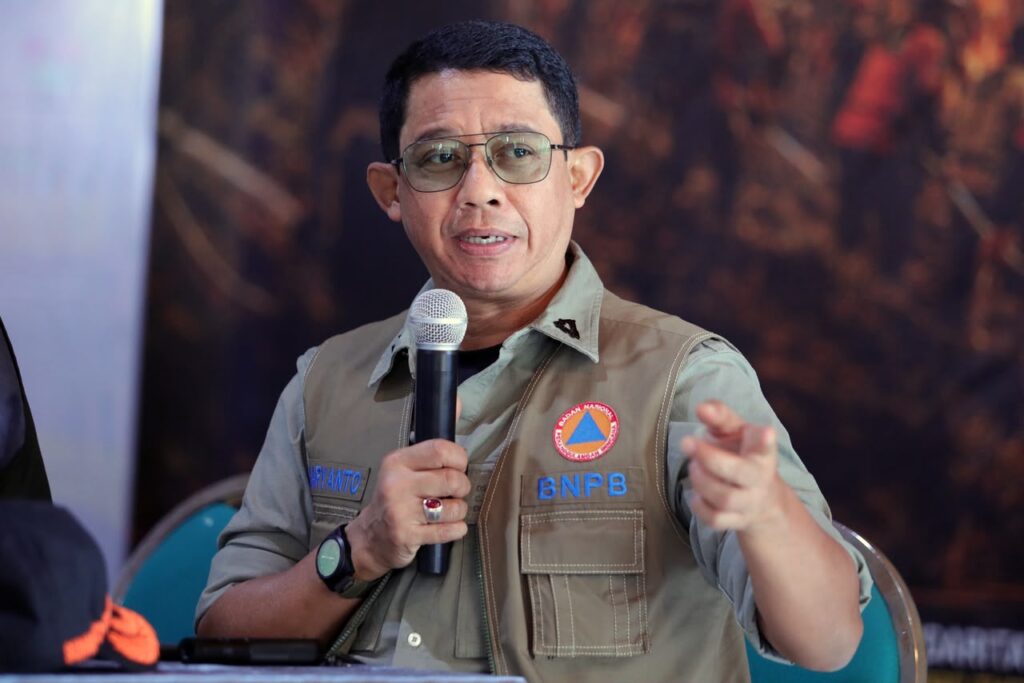 Kepala BNPB Letjen TNI Suharyanto memimpin Rapat Koordinasi Penanganan Karhutla Taman Nasional Bromo Tengger Semeru (TNBTS) di Probolinggo, Jawa Timur, Selasa (11/8/2026).