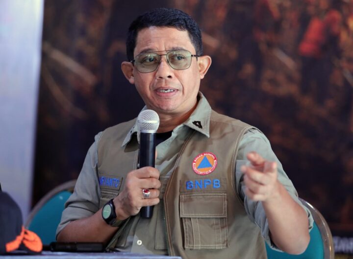 Kepala BNPB Letjen TNI Suharyanto memimpin Rapat Koordinasi Penanganan Karhutla Taman Nasional Bromo Tengger Semeru (TNBTS) di Probolinggo, Jawa Timur, Selasa (11/8/2026).